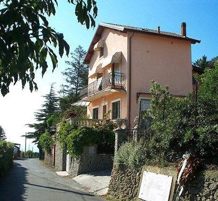 La Tana Del Tasso Ventimiglia Acomodação com café da manhã Exterior foto