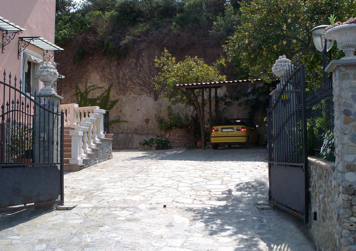 La Tana Del Tasso Ventimiglia Acomodação com café da manhã Exterior foto